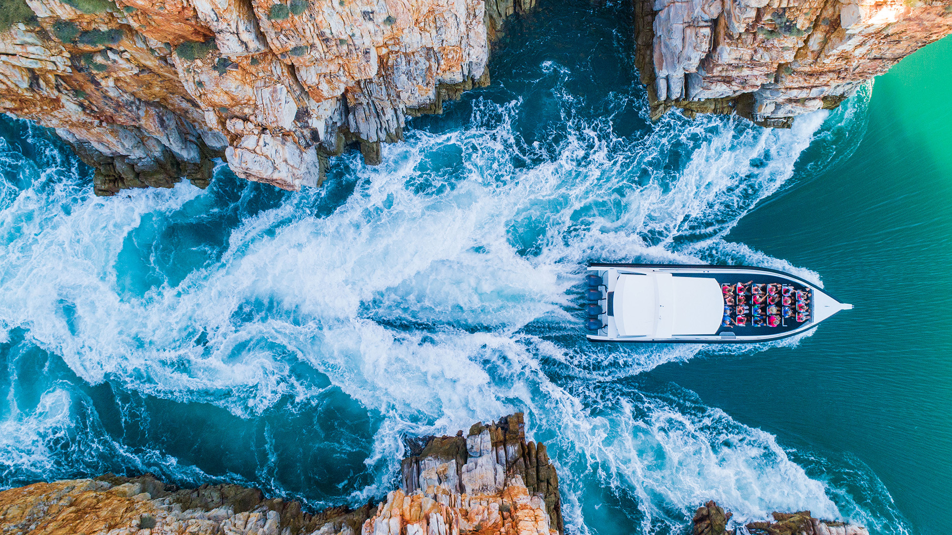 HFSA-fast boat-drone-boat going through horizontal falls_1920